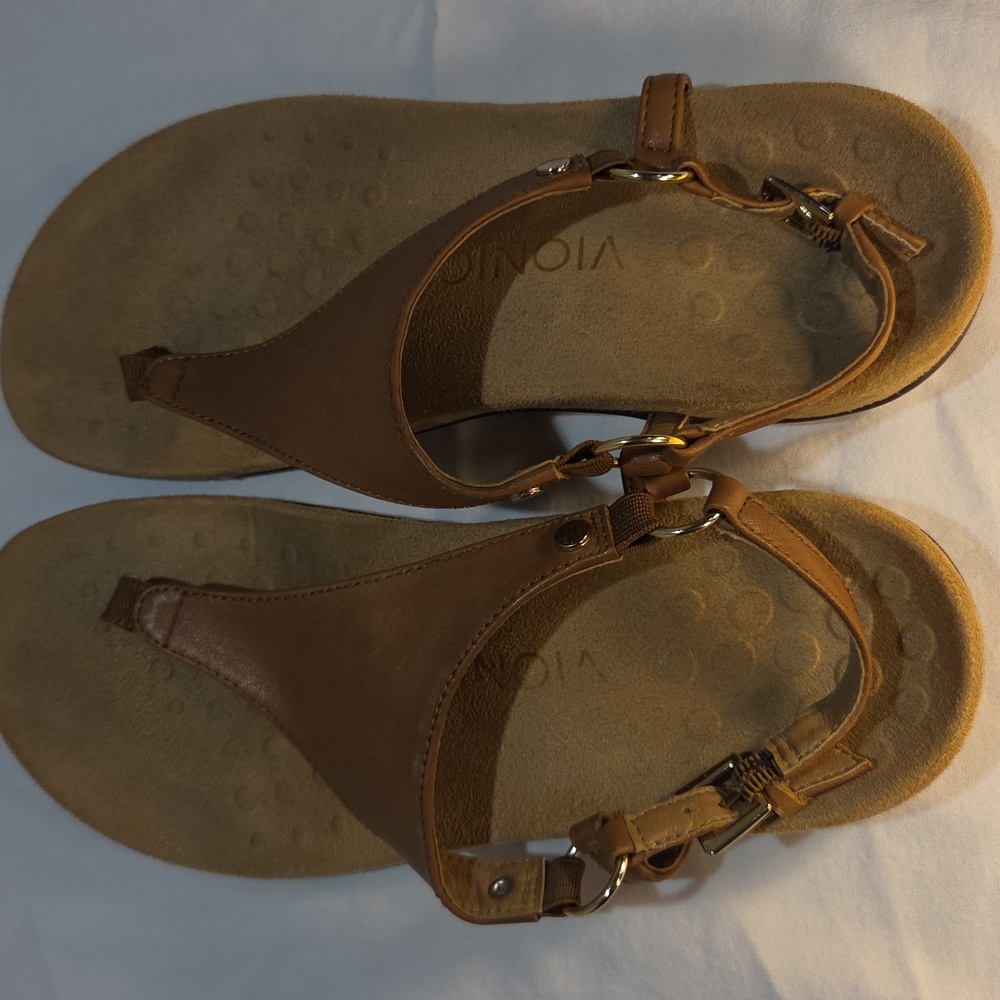 Vionic KIRRA Womens Sz 7 Tan Brown Leather Buckle Orthopedic Thongs Sandals